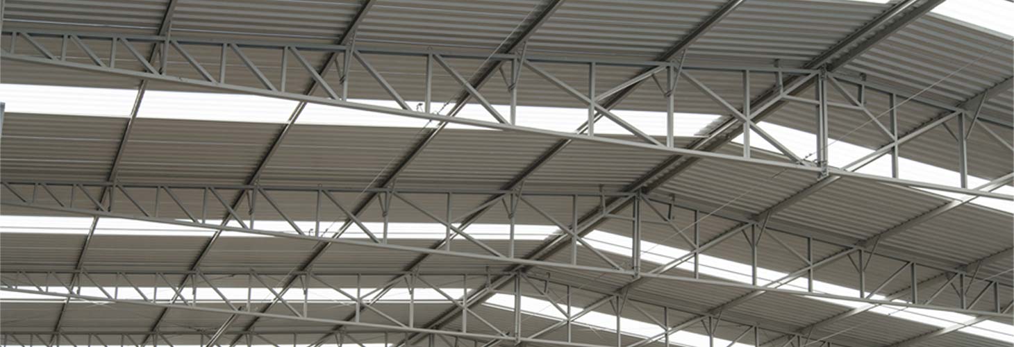 Telhado com telhas metálicas e transparentes